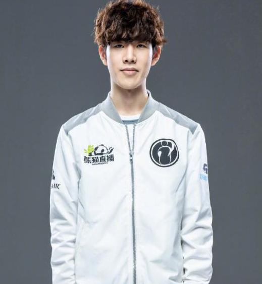 ropz 在整场比赛中取得了22次击杀，但他无法带领队友获得5次双位数击杀。 Vitality 轻松赢得了第一张地图。