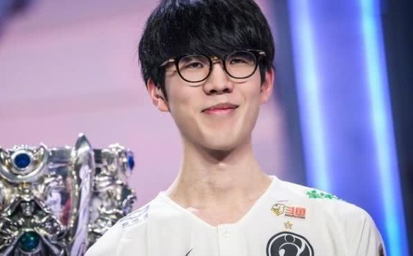 资讯两人往壕沟里一蹲，等着快递员来送货了